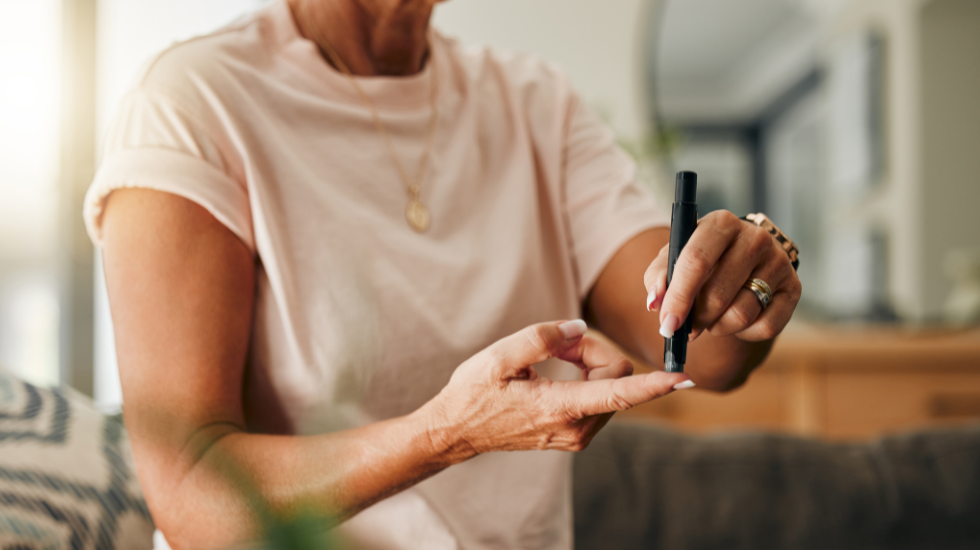 Como o monitoramento da glicemia ajuda a evitar os picos de açúcar no sangue?