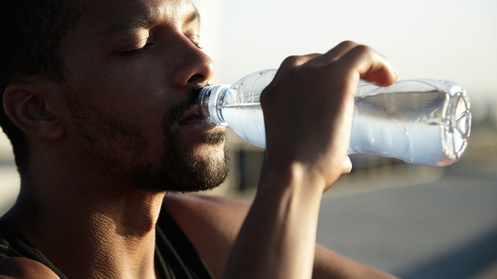 Hidratação no verão: cuidados com a pele e a alimentação